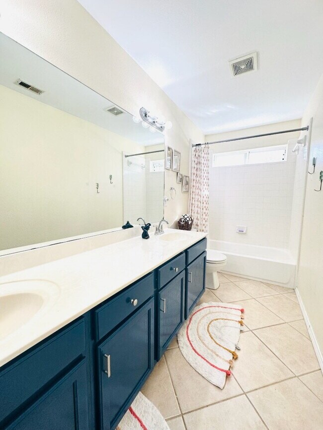 Building Photo - "Discover Comfort & Style: Spacious 3-Bedr...