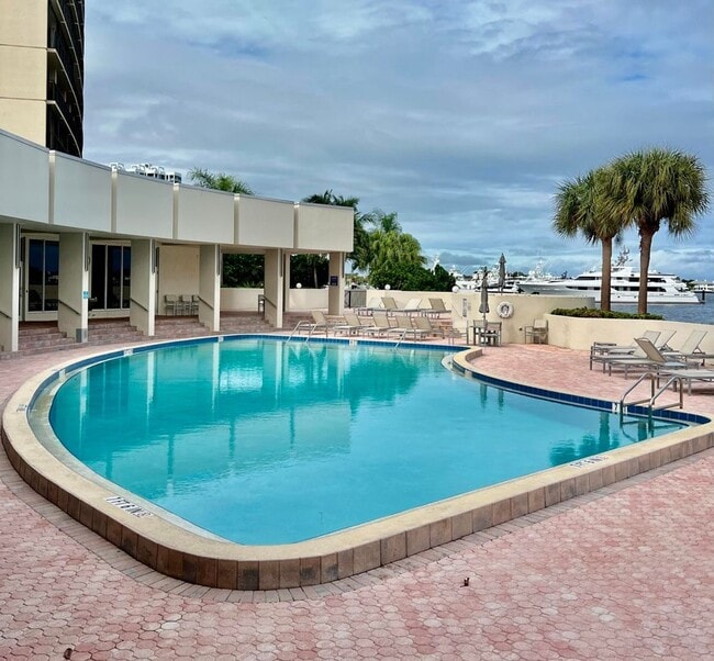 Building Photo - 132 Lakeshore Dr