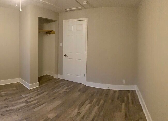 Building Photo - 710 Riverview Dr
