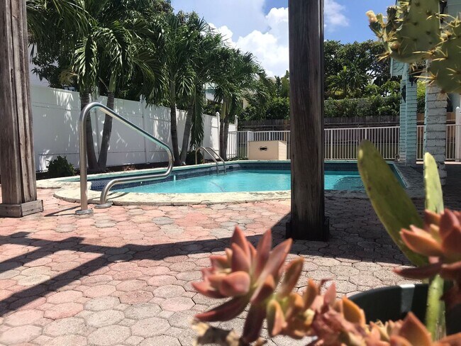 Building Photo - Miami Beach Home with a Pool!