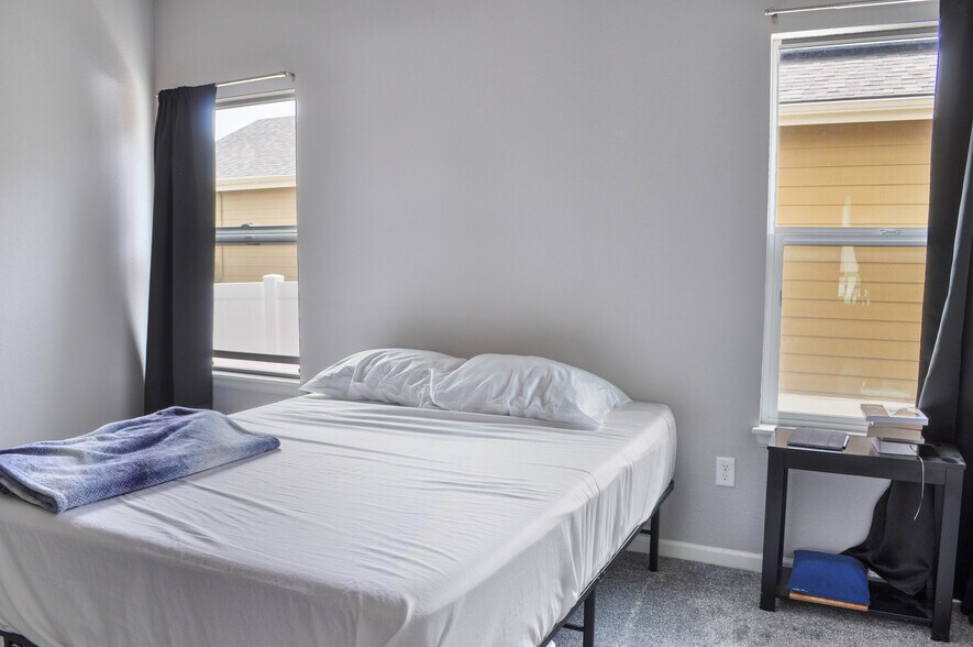 Building Photo - 2500 Heather Ln