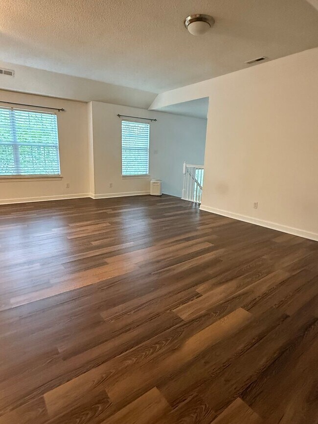 Building Photo - Move In Ready Condo