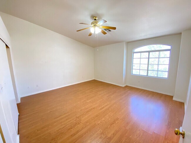 Building Photo - Charming 2 Bed/3Bath/2 Car Garage, Townhom...