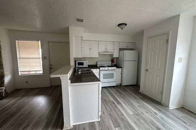 Building Photo - 2202 Tabor Ct