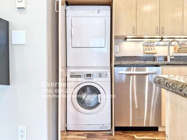 Building Photo - Charming 2-Bed, 2-Bath Apartment in a Conv...