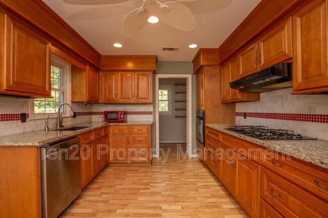 Building Photo - 6124 Canterbury Dr