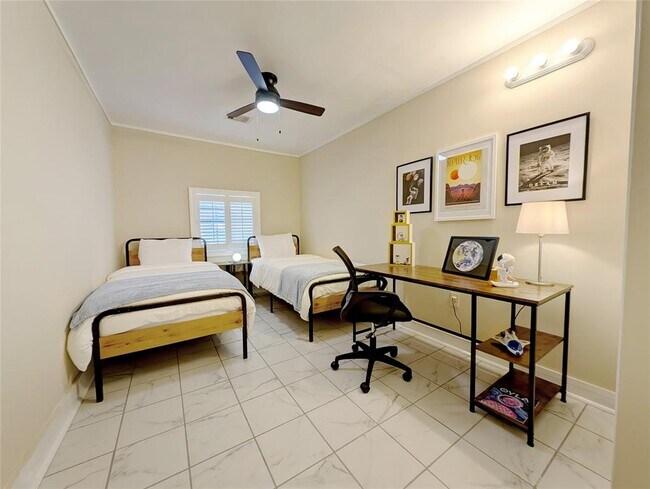 Building Photo - 3215 Royal Oaks Dr