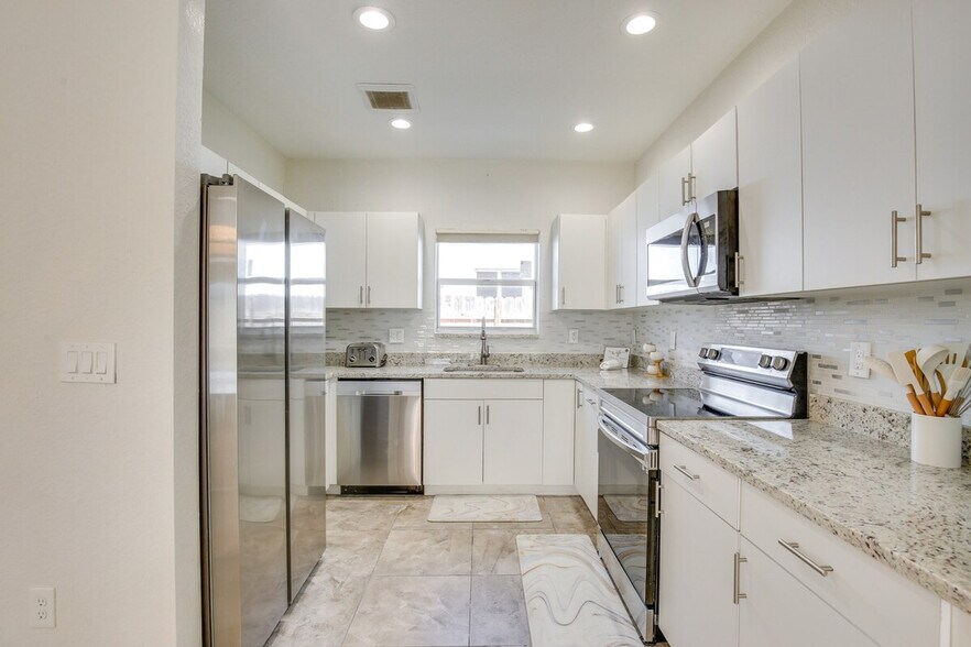 Building Photo - 2601 NW 15th Ct