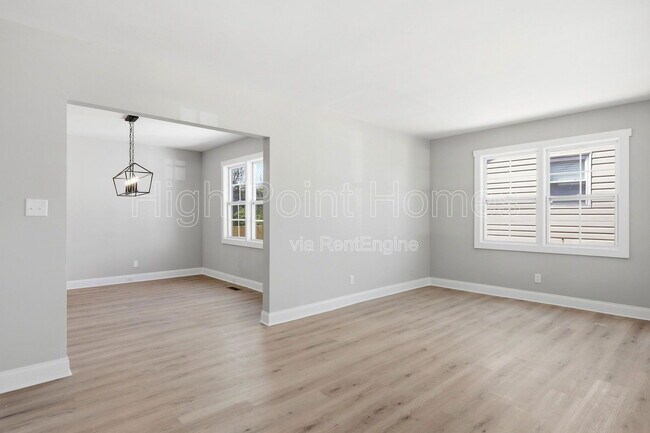 Building Photo - 2406 Kirby Ave