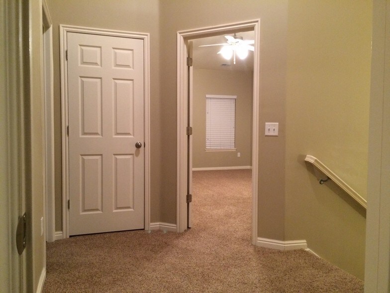 Building Photo - 825 Jordan Oaks Ct