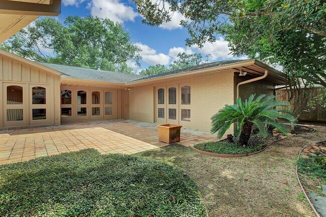 Building Photo - 6139 Chevy Chase Dr
