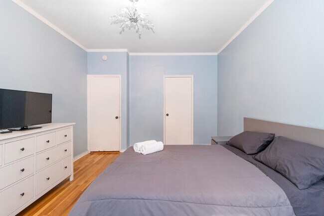 Building Photo - 340 E 80th St