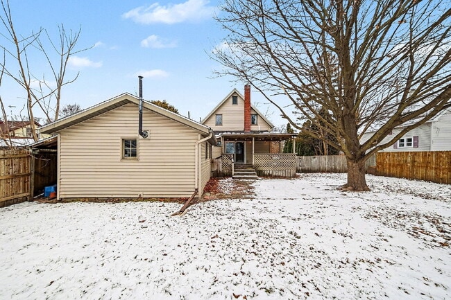 Building Photo - Stunning 3 bedroom rental minutes from downtown - $1800/Month