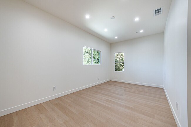 Building Photo - Now Offering Two Weeks Free – Upstairs 3-B...