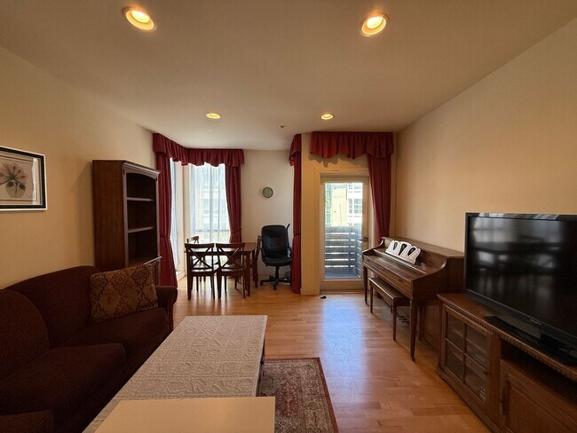 Building Photo - Modern Condo in the Heart of the City's Lo...