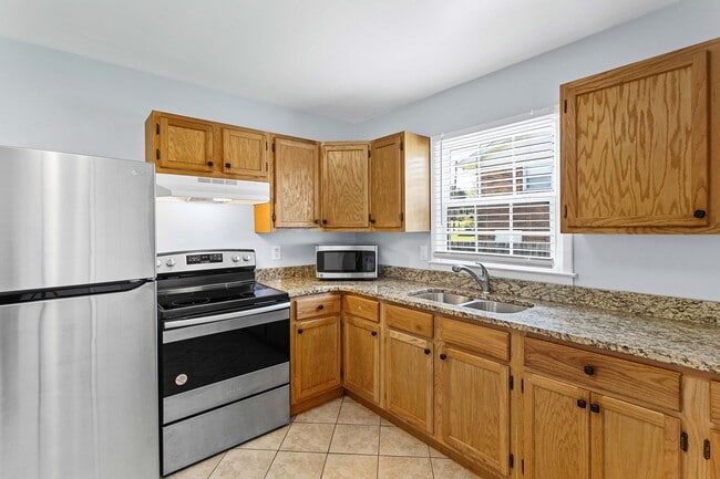 Building Photo - 4-Bed, 2-Bath Home with Fenced Yard in Win...