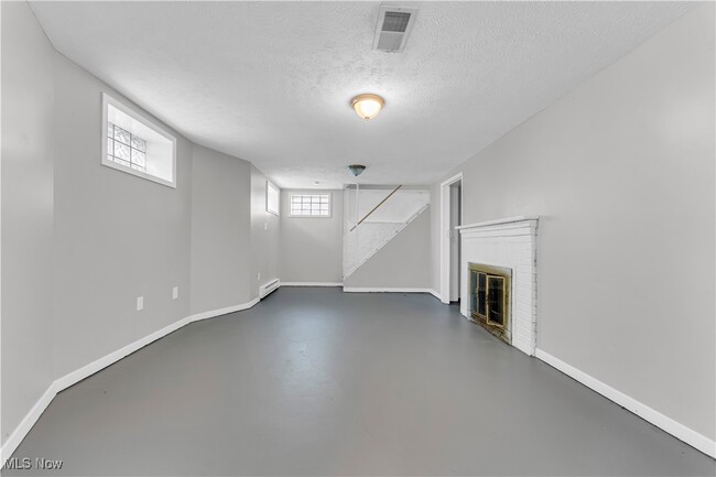 Building Photo - 3557 Silsby Rd