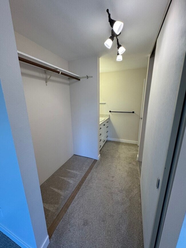 Building Photo - 2Bd/2Ba Seattle Condo