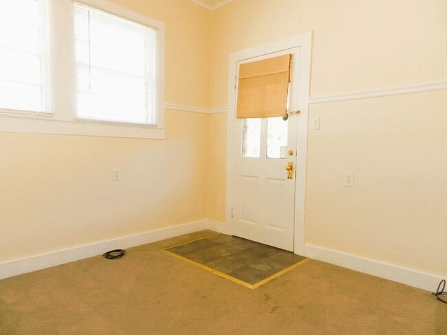 Building Photo - 329 N Bernadotte St