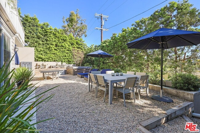 Building Photo - 832 Las Lomas Ave