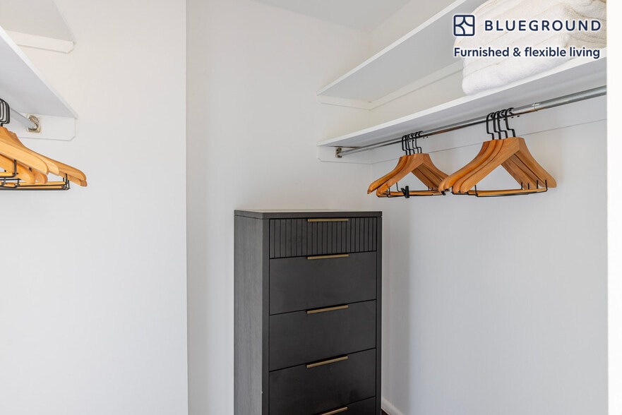 Building Photo - 3450 N Lake Shore Dr