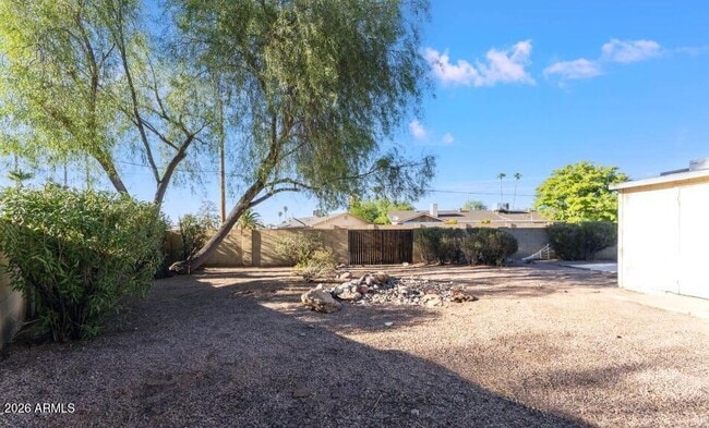 Building Photo - 1702 E Gaylon Dr