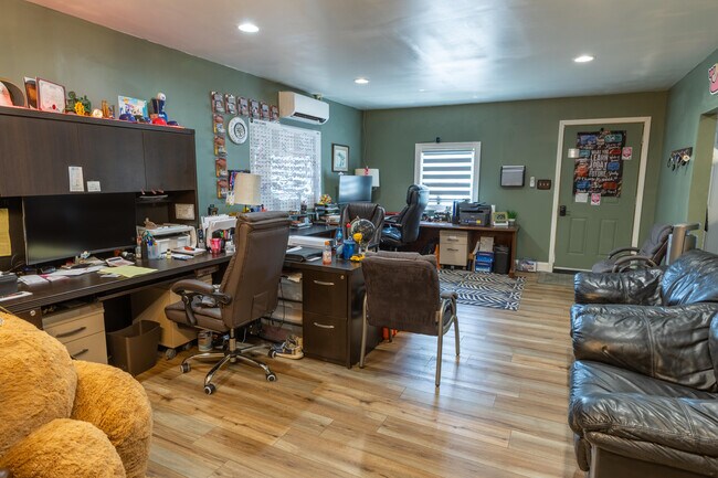 Building Photo - 314 N 2nd St