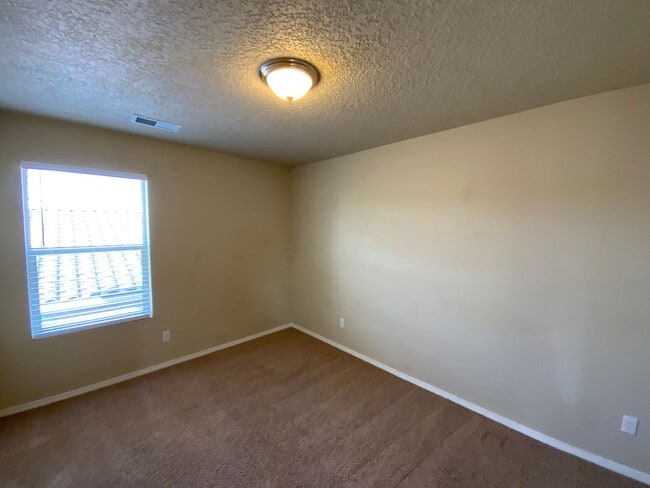 Building Photo - 3 Bedroom Home Available Near Unser Blvd NW & Rainbow Blvd NW!