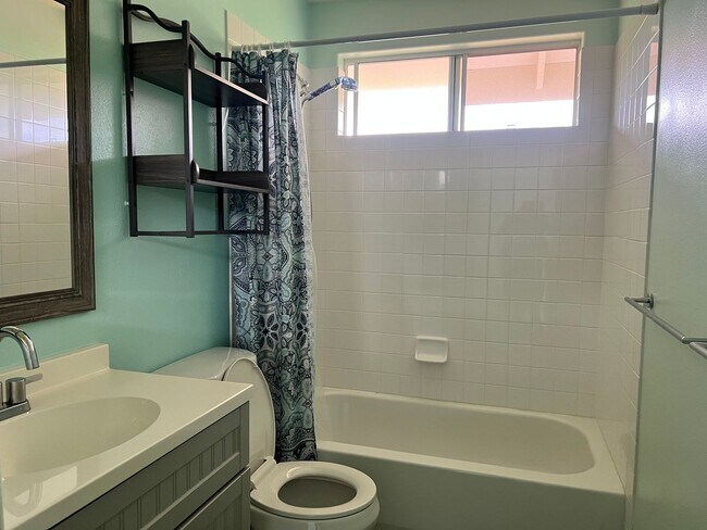 Building Photo - 2 Bedroom 2 bath unfurnished top floor condo