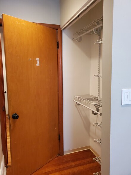 Building Photo - 1560 E Irving Plz