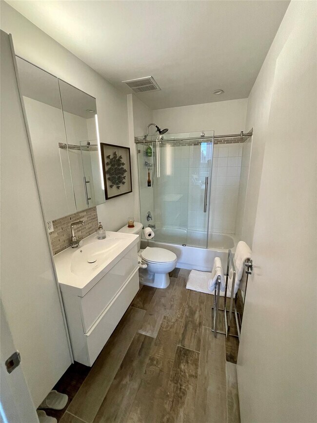 Building Photo - 444 N E St