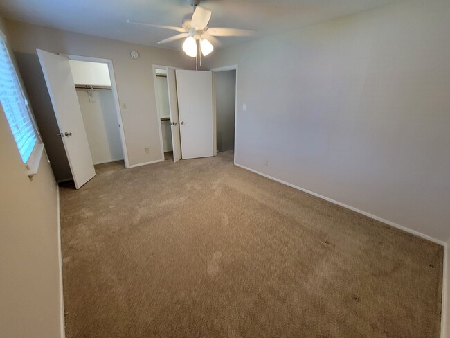 Building Photo - College Station - 2 bed/1.5 bath end unit ...