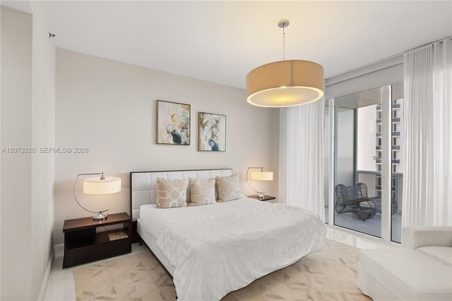 Building Photo - 15811 Collins Ave