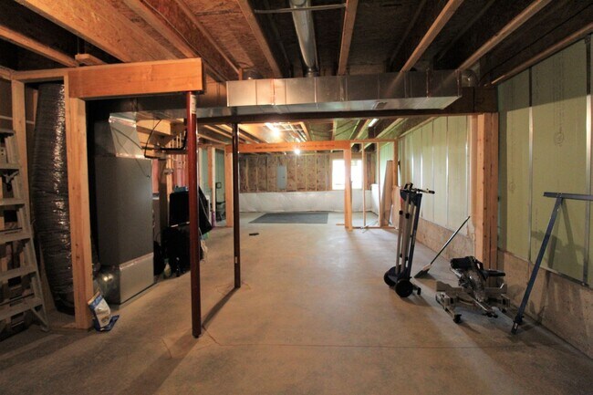 Building Photo - 3 Bed/ 2.5 Bath Townhome close to the interstate - Available 06/08/2026