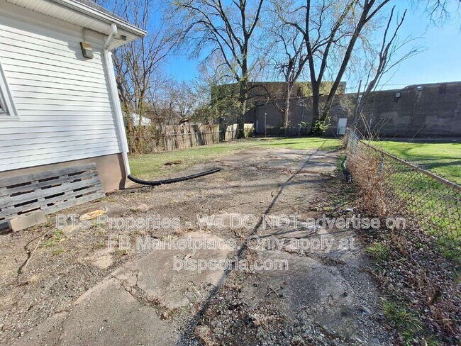 Building Photo - 608 W Loucks Ave