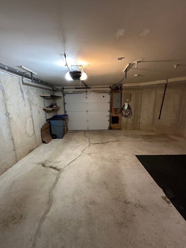 Building Photo - Beautiful 3BR/2.5BA Townhome