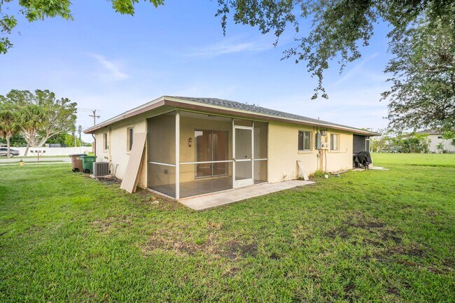 Building Photo - Beautiful 2-bedroom, 2-bathroom apartment, perfectly located in Cape Coral