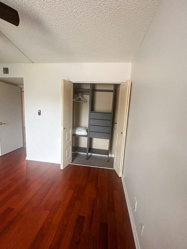 Building Photo - 454 N Laurel Dr