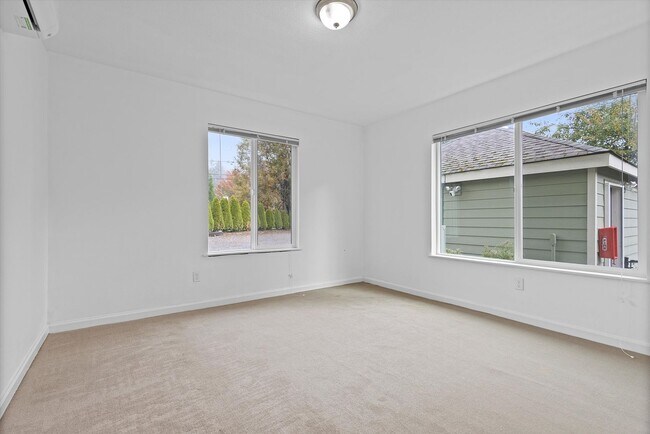Building Photo - ALK - 1820 Sylvan Highlands Triplex