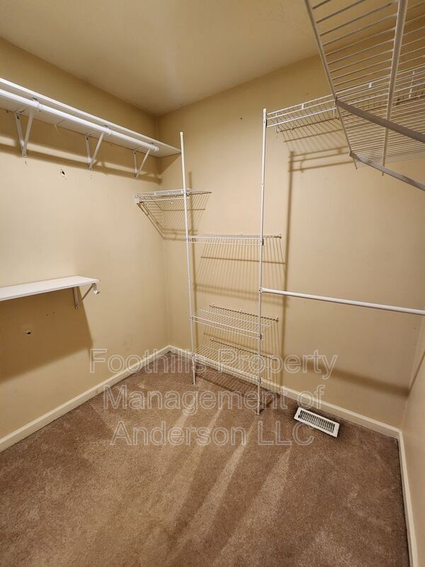 Building Photo - 102 Circle Dr
