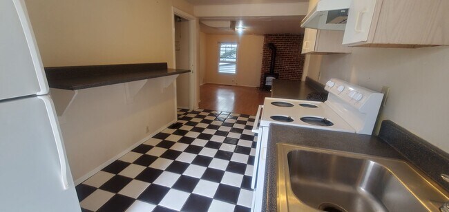 Building Photo - 3 & 4 Bedroom Units Just Steps from WWU