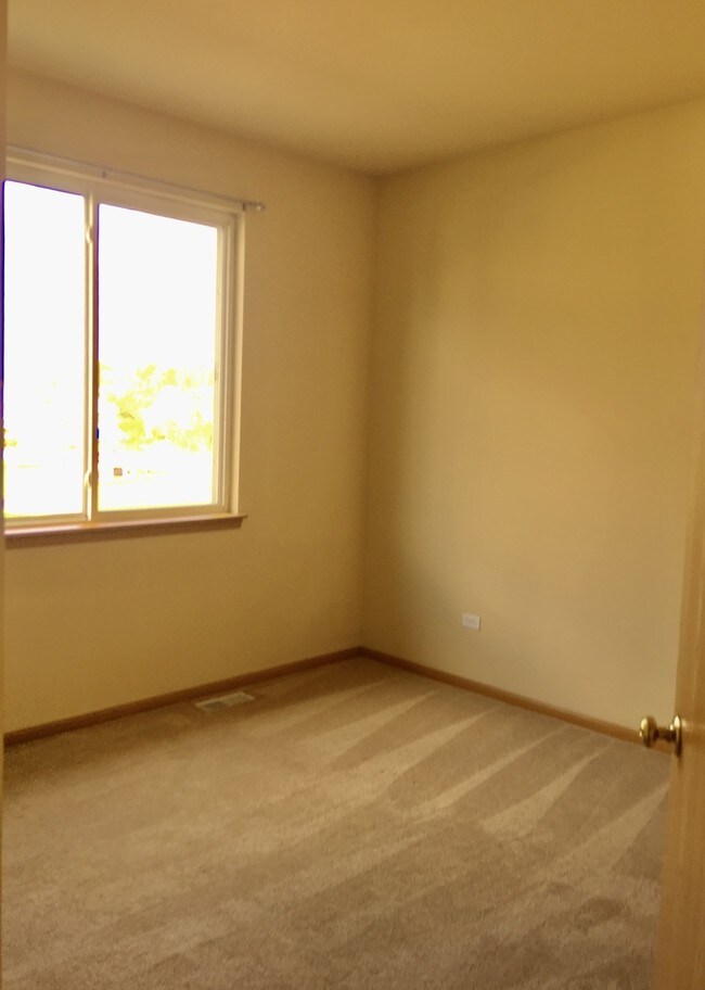 Building Photo - 1733 Fieldstone Dr N