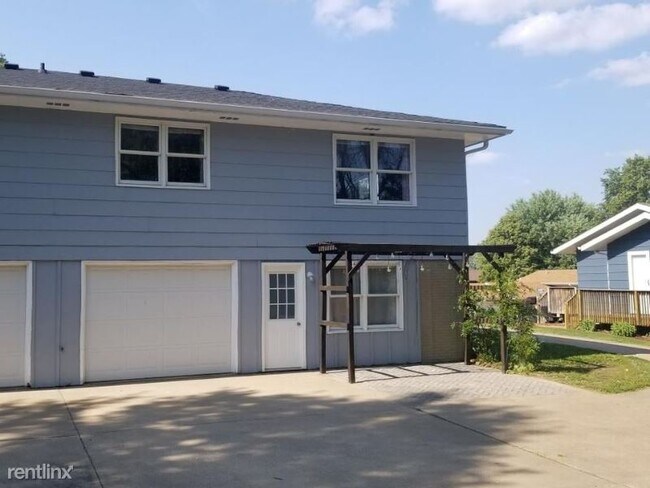 Building Photo - 2 br, 1 bath Townhome - 13 1/2 Morningside Dr