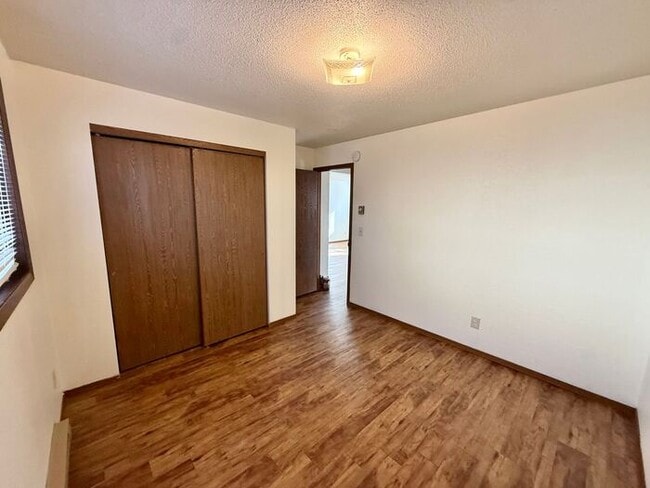 Building Photo - Cozy 2 Bed/1 Bath Apartment in North Loveland. New Wood Floors!
