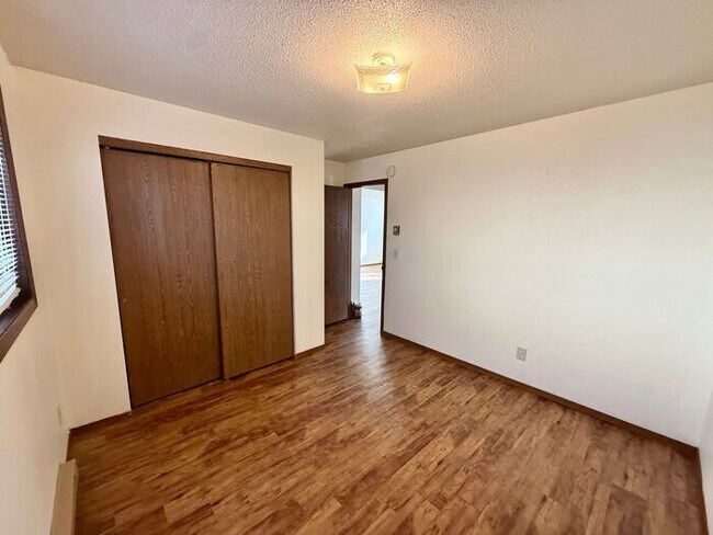 Building Photo - FIRST TWO WEEKS FREE!!! Cozy 2 Bed/1 Bath Apartment in North Loveland. New Wood Floors!