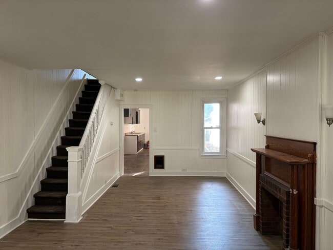 Building Photo - Charming 3 Story Brick Townhome Now Available