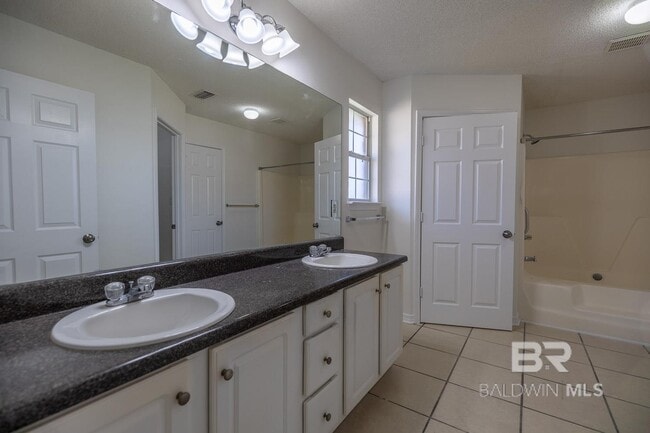 Building Photo - 2482 W Ashford Park Dr