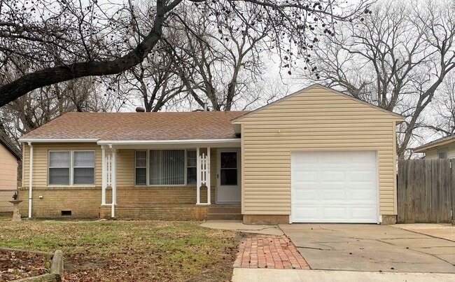 Primary Photo - 3 Bedroom On West Side!