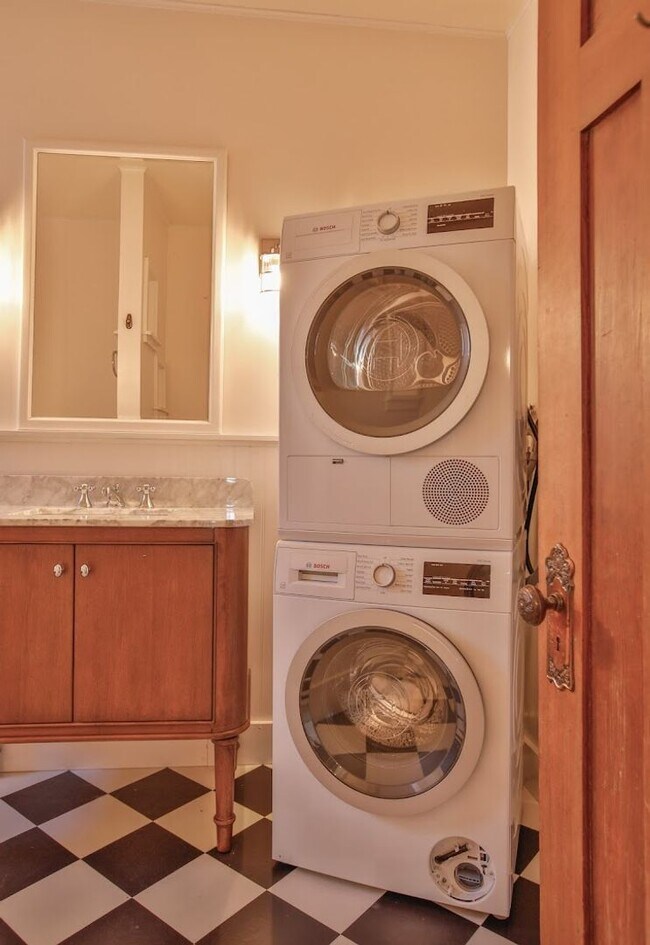 Building Photo - Gorgeous Vintage Home in Downtown Langley with Detached Guest Studio!!