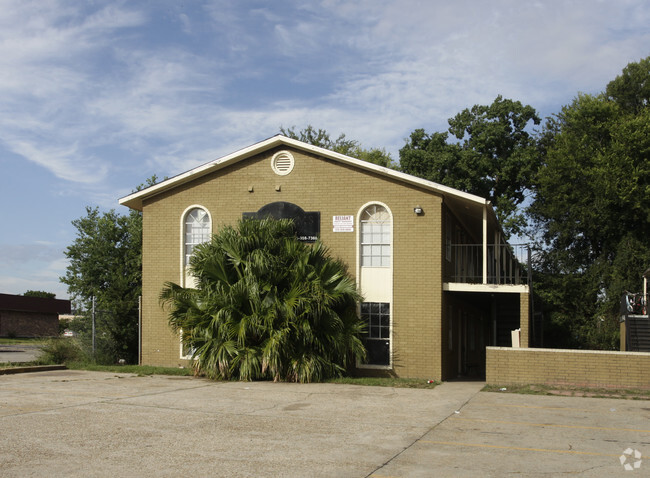 Primary Photo - Mid City Apartment Complex